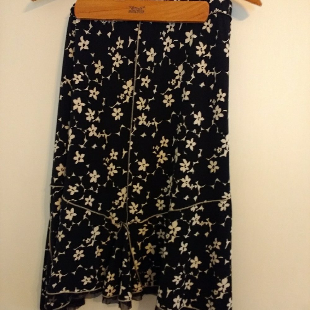 Flouncy black and white skirt